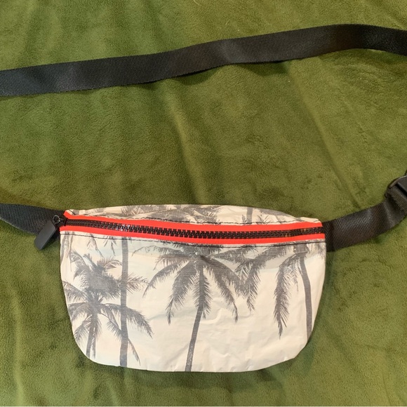 ALOHA Collection Mini Bag White and Black Tropical Print - Picture 1 of 5